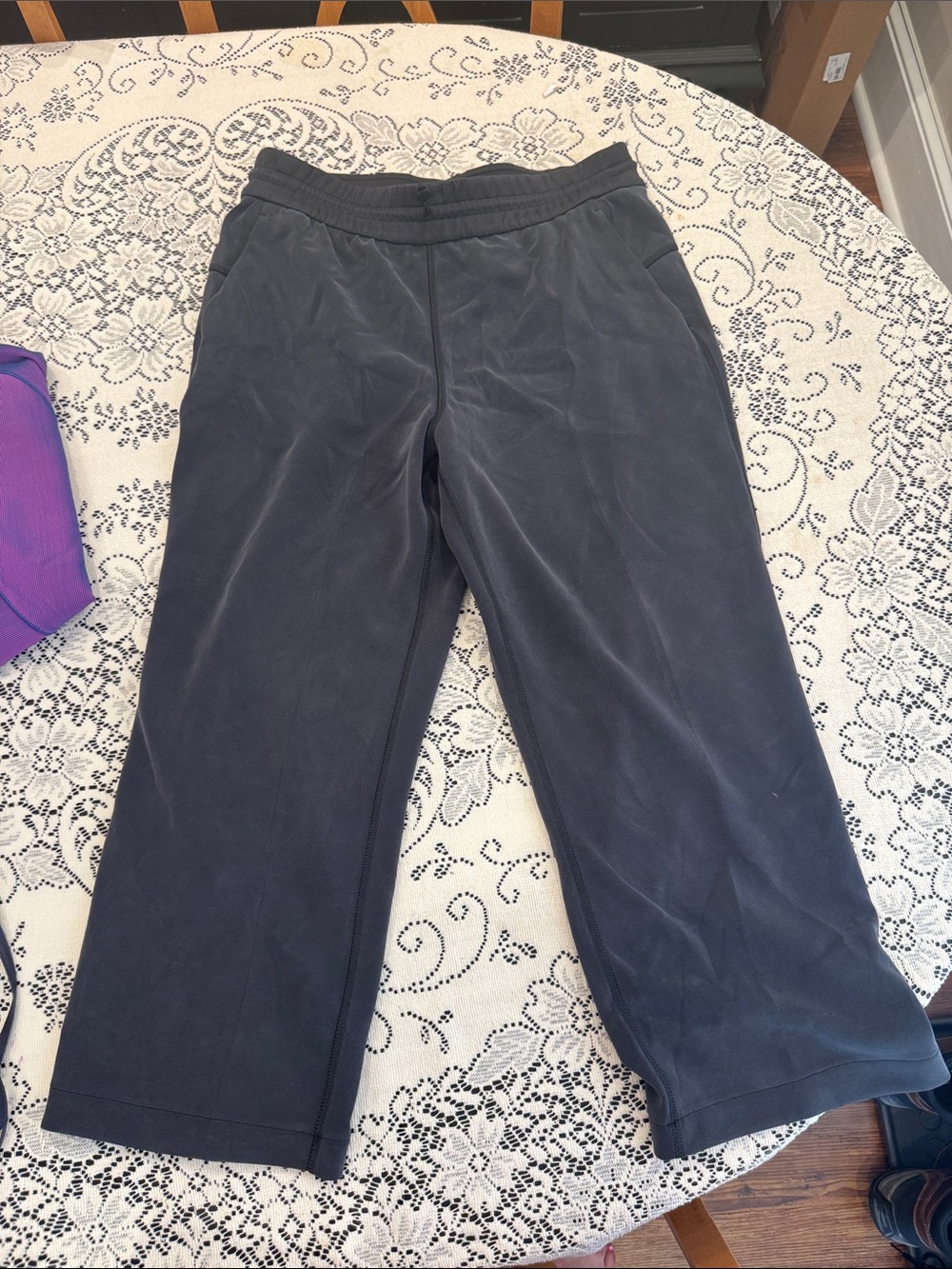 Women’s Lululemon black cropped softstreme pants size 8